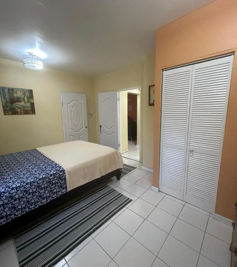 Paradies Apartments 1 مونتيغو باي