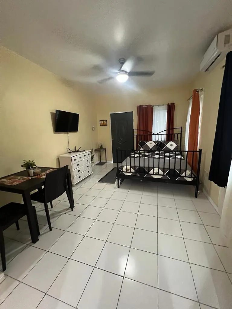 Paradies Apartments 1 مونتيغو باي جامايكا