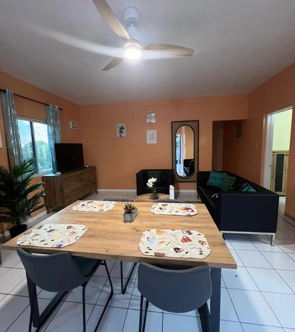 Paradies Apartments 1 مونتيغو باي