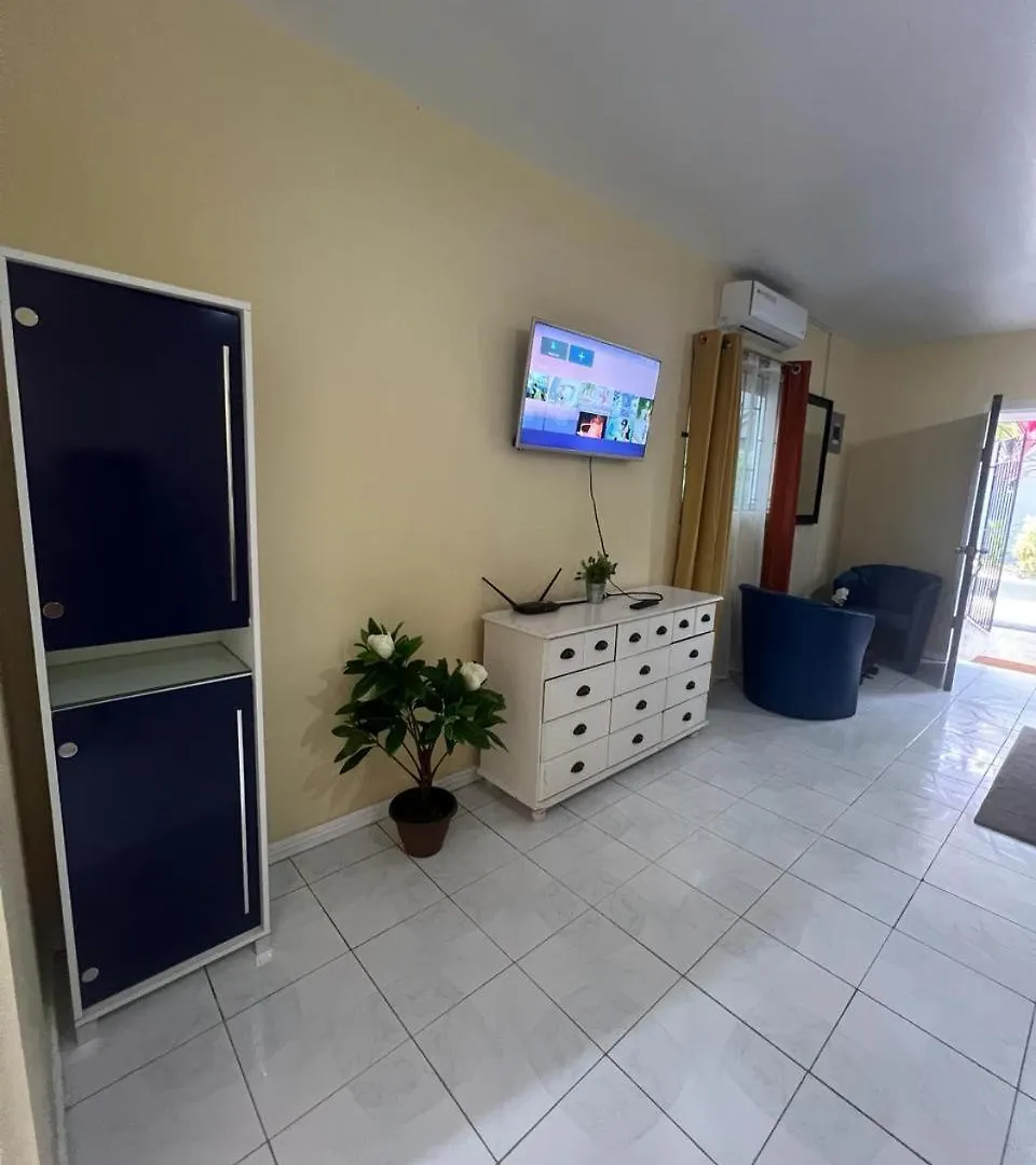 Paradies Apartments 1 مونتيغو باي 0*,